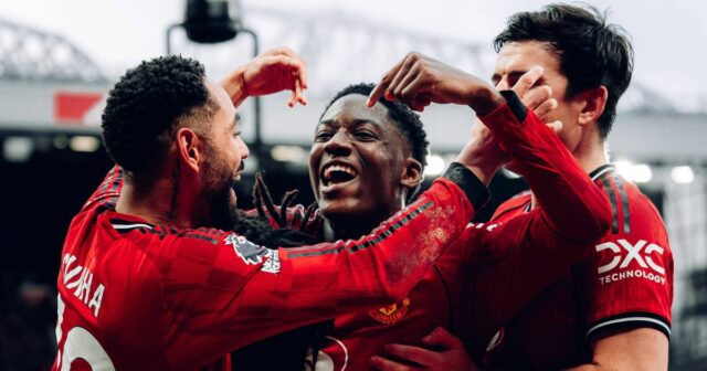 MANCHESTER, ANGLICKO – 17. JANUÁRA: Kobbie Mainoo z Manchestru United v akcii počas zápasu Premier League medzi Manchestrom United a Manchestrom City na Old Trafford 17. januára 2026 v Manchestri v Spojenom kráľovstve. (Foto: Ash Donelon/Manchester United cez Getty Images)