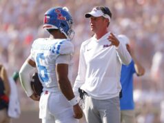 Hviezda Ole Miss QB Trinidad Chambliss ignoruje Lanea Kiffina z jeho prejavu plného vďačnosti po tom, čo porazil Kirbyho Smarta v Georgii logo pochodového šialenstva