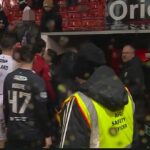 Zdá sa, že Nicolas Raskin, stojaci priamo pred hráčom Aberdeenu v červenom tričku v tuneli, namočil fanúšika Aberdeenu