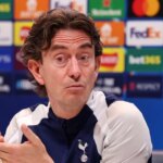 Thomas Frank hovorí pre médiá počas pondelkovej tlačovej konferencie v Tottenhame Hotspur