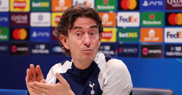 Thomas Frank hovorí pre médiá počas pondelkovej tlačovej konferencie v Tottenhame Hotspur