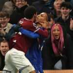 Jean-Clair Todibo (vľavo) bol vylúčený za to, že chytil Joaa Pedra okolo krku