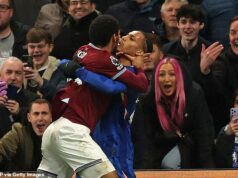 Hviezda West Hamu bola vylúčená za to, že počas hromadnej bitky chytil Joaa Pedra za HRDLENIE po tom, ako Adama Traore porazil Marca Cucurellu v divokom neskorom víťazstve Chelsea na Stamford Bridge. Jean-Clair Todibo (vľavo) bol vylúčený za to, že chytil Joaa Pedra okolo krku