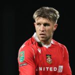 Útočník Wrexhamu Josh Windass na obrázku na dostihovej dráhe