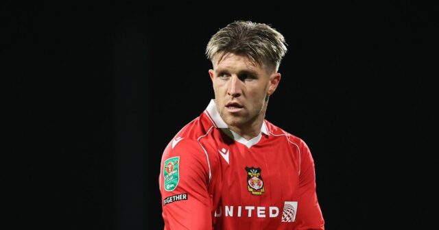 Hviezda Wrexhamu Josh Windass vyvoláva obavy z nezvyčajnej oslavy, keď Útočník Wrexhamu Josh Windass na obrázku na dostihovej dráhe