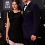 Hviezda Melbourne Demons Steven May (na snímke s partnerom Sachi) bol obvinený z hádky kvôli jeho údajnej účasti v boji tesne po Boxing Day v roku 2024.