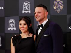 Hviezdy AFL tvrdia, že prekvapujúce nové dôkazy ich oslobodili po tom, čo boli obvinení z krčmovej bitky o 2:00, ktorá zanechala dvoch mužov v nemocnici Hviezda Melbourne Demons Steven May (na snímke s partnerom Sachi) bol obvinený z hádky kvôli jeho údajnej účasti v boji tesne po Boxing Day v roku 2024.