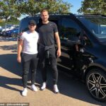 Úlohou Riccarda Leightona je získavať a financovať autá pre futbalistov (na obrázku s Harrym Kaneom)