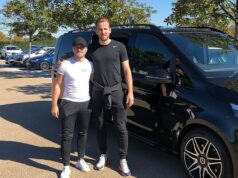 Hviezdy Premier League za mnou prichádzajú, aby si kúpili svoje autá – toto je jedna technologicky vyspelá úprava, ktorú žiadajú, aby hrali lepšie, ďalšie nezvyčajné doplnky, ktoré všetci chcú, a prečo jednému hráčovi jeho klub povedal, aby okamžite predal svoje Lamborghini Úlohou Riccarda Leightona je získavať a financovať autá pre futbalistov (na obrázku s Harrym Kaneom)