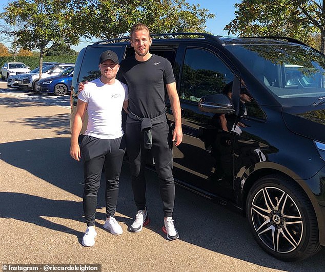 Hviezdy Premier League za mnou prichádzajú, aby si kúpili svoje Úlohou Riccarda Leightona je získavať a financovať autá pre futbalistov (na obrázku s Harrym Kaneom)