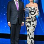 Bývalý manažér hráčov AFL Ricky Nixon odsúdil rozhodnutie udeliť ocenenie Austrálčanka roka Katherine Bennell-Pegg (na snímke s premiérom Anthonym Albanesem).