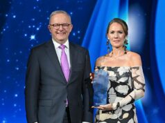 Identita zneuctenej kopačky Ricky Nixon odsúdil „prebudenú“ Austrálčanku roka – pretože je žena Bývalý manažér hráčov AFL Ricky Nixon odsúdil rozhodnutie udeliť ocenenie Austrálčanka roka Katherine Bennell-Pegg (na snímke s premiérom Anthonym Albanesem).