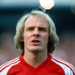 Ikona Leeds Terry Yorath zomiera vo veku 75 rokov, keď bola dcéra Gabby Logan nútená opustiť MOTD