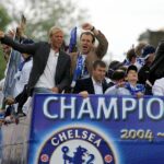 Mužský futbalista v modrom drese s nápisom