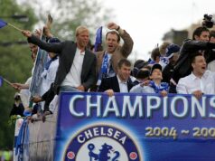 Ikona Prem upustila od prestupu z Man Utd kvôli „zápachu“ a stala sa legendou rivalov Mužský futbalista v modrom drese s nápisom