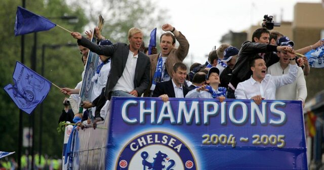 Ikona Prem upustila od prestupu z Man Utd kvôli „zápachu“ Mužský futbalista v modrom drese s nápisom