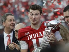 Indiana QB Fernando Mendoza sa stal jasným favoritom fanúšikov Raiders pre najlepšiu voľbu draftu s víťazstvom Rose Bowl Mendoza je držiteľom Leishman Trophy po porážke Alabama Crimson Tide v Pasadene