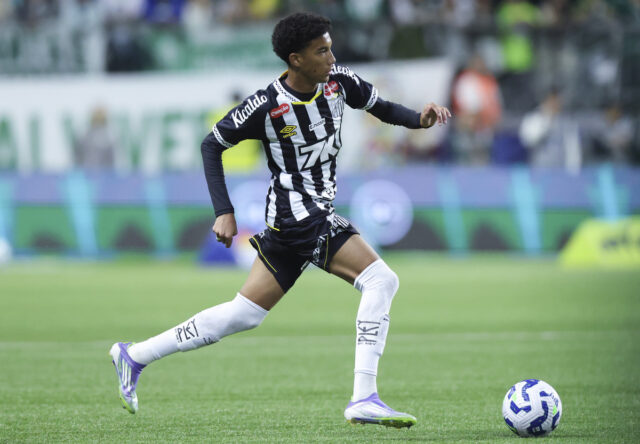 Inter monitoruje Robinha Jr, syna bývalého útočníka Milána a Man City
