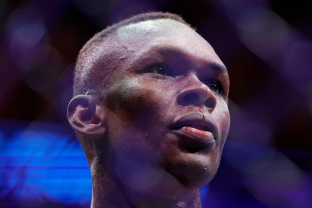 Israel Adesanya je bývalý dvojnásobný šampión UFC v strednej váhe (Getty Images)
