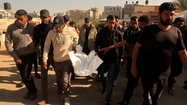 Izraelské útoky zabíjajú Palestínčanov v celej Gaze | Newsfeed
