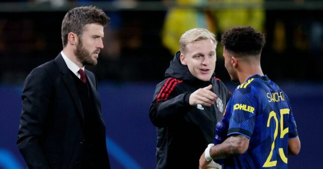 Jadon Sancho s Donnym van de Beekom a Michaelom Carrickom v roku 2021