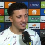 Jadon Sancho z Aston Villa FC oslavuje prvý gól svojho tímu počas zápasu fázy MD7 Ligy UEFA 2025/26 medzi Fenerbahce SK a Aston Villa FC v Sukru Saracoglu Spor Kompleksi v Istanbule v Turecku 22. januára 2026. (Foto: Yagiz Gurtug/NurP)