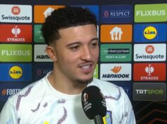 Jadon Sancho sa vrhne na manažérov Man Utd s vystretým komentárom Unaia Emeryho Jadon Sancho z Aston Villa FC oslavuje prvý gól svojho tímu počas zápasu fázy MD7 Ligy UEFA 2025/26 medzi Fenerbahce SK a Aston Villa FC v Sukru Saracoglu Spor Kompleksi v Istanbule v Turecku 22. januára 2026. (Foto: Yagiz Gurtug/NurP)