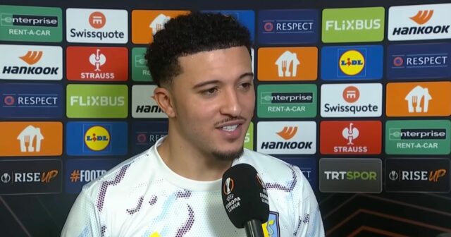 Jadon Sancho sa vrhne na manažérov Man Utd s vystretým Jadon Sancho z Aston Villa FC oslavuje prvý gól svojho tímu počas zápasu fázy MD7 Ligy UEFA 2025/26 medzi Fenerbahce SK a Aston Villa FC v Sukru Saracoglu Spor Kompleksi v Istanbule v Turecku 22. januára 2026. (Foto: Yagiz Gurtug/NurP)
