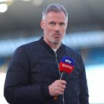 Jamie Carragher (na obrázku) vyhlásil, že Arne Slot si „zaslúži väčší rešpekt“ fanúšikov Liverpoolu