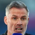 MANCHESTER, ANGLICKO - 2. MÁJ: Bývalý hráč Liverpoolu a súčasný odborník Sky Sports Jamie Carragher sa pozerá na zápas pred zápasom Premier League medzi Manchester City FC a Wolverhampton Wanderers FC na Etihad Stadium 2. mája 2025 v Manchestri v Anglicku. (Foto: Carl Recine/Getty Images)