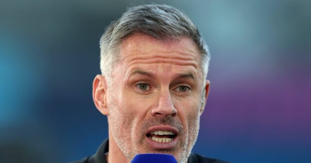 Jamie Carragher vysvetľuje, čo „nie je normálne“ na výzve Arsenalu MANCHESTER, ANGLICKO - 2. MÁJ: Bývalý hráč Liverpoolu a súčasný odborník Sky Sports Jamie Carragher sa pozerá na zápas pred zápasom Premier League medzi Manchester City FC a Wolverhampton Wanderers FC na Etihad Stadium 2. mája 2025 v Manchestri v Anglicku. (Foto: Carl Recine/Getty Images)