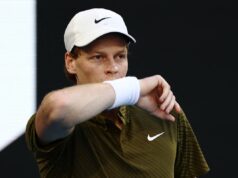 Jannik Sinner nariadil odstrániť zakázané zariadenia momenty pred zápasom Australian Open Jannik Sinner sa v sobotu trápil v horúčave (Getty Images)