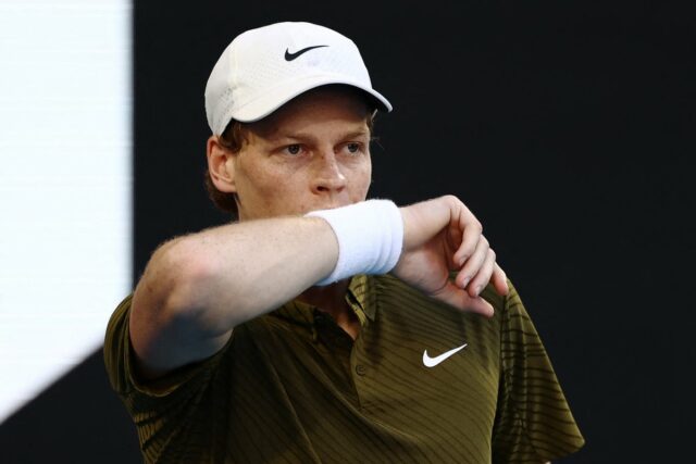 Jannik Sinner nariadil odstrániť zakázané zariadenia momenty pred zápasom Australian Jannik Sinner sa v sobotu trápil v horúčave (Getty Images)