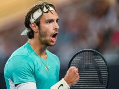 Jannik Sinner reaguje na zranenie Lorenza Musettiho po odstúpení proti Novakovi Djokovičovi Autor fotografie: Graham Denholm/Getty Images