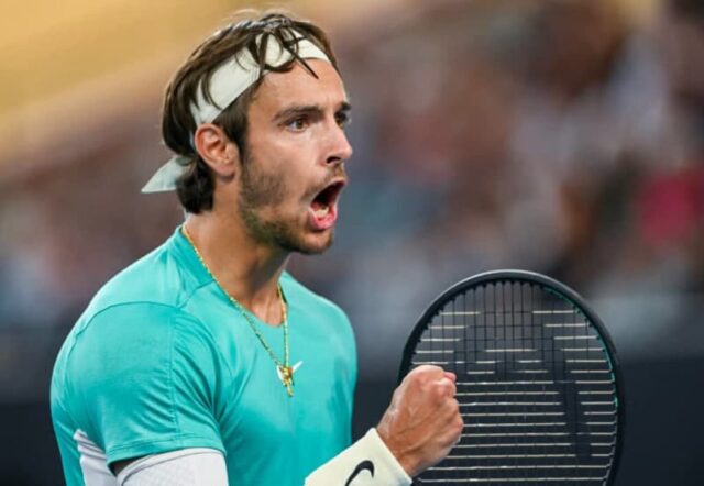 Jannik Sinner reaguje na zranenie Lorenza Musettiho po odstúpení proti Autor fotografie: Graham Denholm/Getty Images