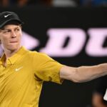 Jannik Sinner sa po tepelnej prestávke snaží uniknúť rozrušeniu na Australian Open