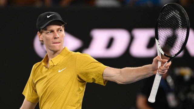 Jannik Sinner sa po tepelnej prestávke snaží uniknúť rozrušeniu na Australian Open
