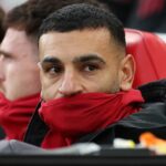 Mohamed Salah z Liverpoolu sedí na lavičke počas zápasu Premier League medzi Liverpoolom a Brighton & Hove Albion na Anfielde 13. decembra 2025 v Liverpoole v Anglicku.