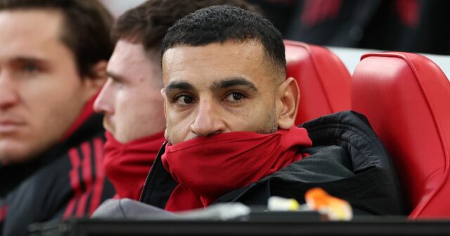 Mohamed Salah z Liverpoolu sedí na lavičke počas zápasu Premier League medzi Liverpoolom a Brighton & Hove Albion na Anfielde 13. decembra 2025 v Liverpoole v Anglicku.