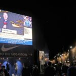 Deň uzávierky prestupov je vidieť na veľkej obrazovke mimo štadióna, keď priaznivci prichádzajú pred zápasom Premier League medzi Chelsea FC a West Ham United FC na Stamford Bridge 3. februára 2025 v Londýne v Anglicku.