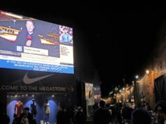 Januárové prestupové okno 2026: Kedy sa otvára, čas jeho zatvorenia a podrobnosti o dni uzávierky Deň uzávierky prestupov je vidieť na veľkej obrazovke mimo štadióna, keď priaznivci prichádzajú pred zápasom Premier League medzi Chelsea FC a West Ham United FC na Stamford Bridge 3. februára 2025 v Londýne v Anglicku.