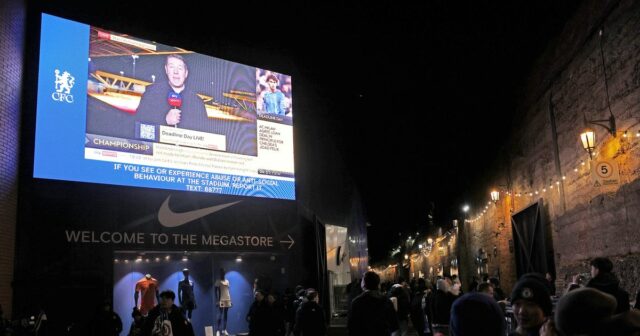 Deň uzávierky prestupov je vidieť na veľkej obrazovke mimo štadióna, keď priaznivci prichádzajú pred zápasom Premier League medzi Chelsea FC a West Ham United FC na Stamford Bridge 3. februára 2025 v Londýne v Anglicku. 
