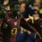 LONDÝN, Spojené kráľovstvo: Spoluhráči z Arsenalu zablahoželali Emmanuelovi Ebouemu (C) k strelenému gólu proti Villarrealu počas semifinálového zápasu Ligy majstrov na Highbury v Londýne, 19. apríla 2006. AFP PHOTO/ODD ANDERSEN (Fotografie by mala byť ODD ANDERSEN/AFP cez Getty Images)