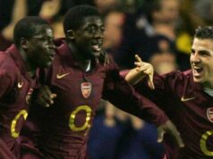 Januárový podpis Arsenalu si nebol istý, či šéf v prestupovom sľube hovorí pravdu LONDÝN, Spojené kráľovstvo: Spoluhráči z Arsenalu zablahoželali Emmanuelovi Ebouemu (C) k strelenému gólu proti Villarrealu počas semifinálového zápasu Ligy majstrov na Highbury v Londýne, 19. apríla 2006. AFP PHOTO/ODD ANDERSEN (Fotografie by mala byť ODD ANDERSEN/AFP cez Getty Images)