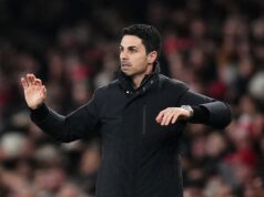 Januárový podpis bol vykonaný včas pred ďalším zápasom Arsenalu, keď bol potvrdený súhlas FA Mikel Arteta gestikuluje