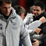 Mikel Arteta, manažér / hlavný tréner Arsenalu, oslavuje s lavičkou počas zápasu Premier League medzi Bournemouthom a Arsenalom na Vitality Stadium 3. januára 2026 v Bournemouthe v Anglicku.