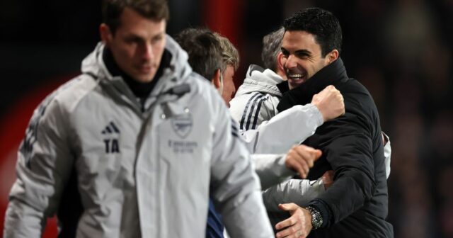 Je Arsenal vs Liverpool v televízii? Ako sledovať, vysielať naživo Mikel Arteta, manažér / hlavný tréner Arsenalu, oslavuje s lavičkou počas zápasu Premier League medzi Bournemouthom a Arsenalom na Vitality Stadium 3. januára 2026 v Bournemouthe v Anglicku.