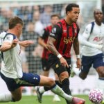 Micky van de Ven z Tottenhamu Hotspur a Justin Kluivert z Bournemouthu