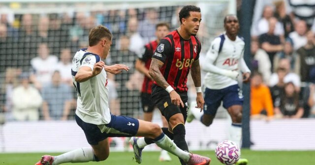 Micky van de Ven z Tottenhamu Hotspur a Justin Kluivert z Bournemouthu