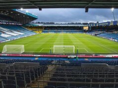 Je Leeds vs Man Utd v televízii? Vysvetlenie podrobností o priamom prenose a nezvyčajný čas začiatku Crysencio Summerville z Leeds United je pod tlakom Bruna Fernandesa a Dioga Dalota z Manchestru United počas zápasu Premier League medzi Leeds United a Manchester United na Elland Road 12. februára 2023 v anglickom Leedse. (Foto: Stu Forster/Getty Images)